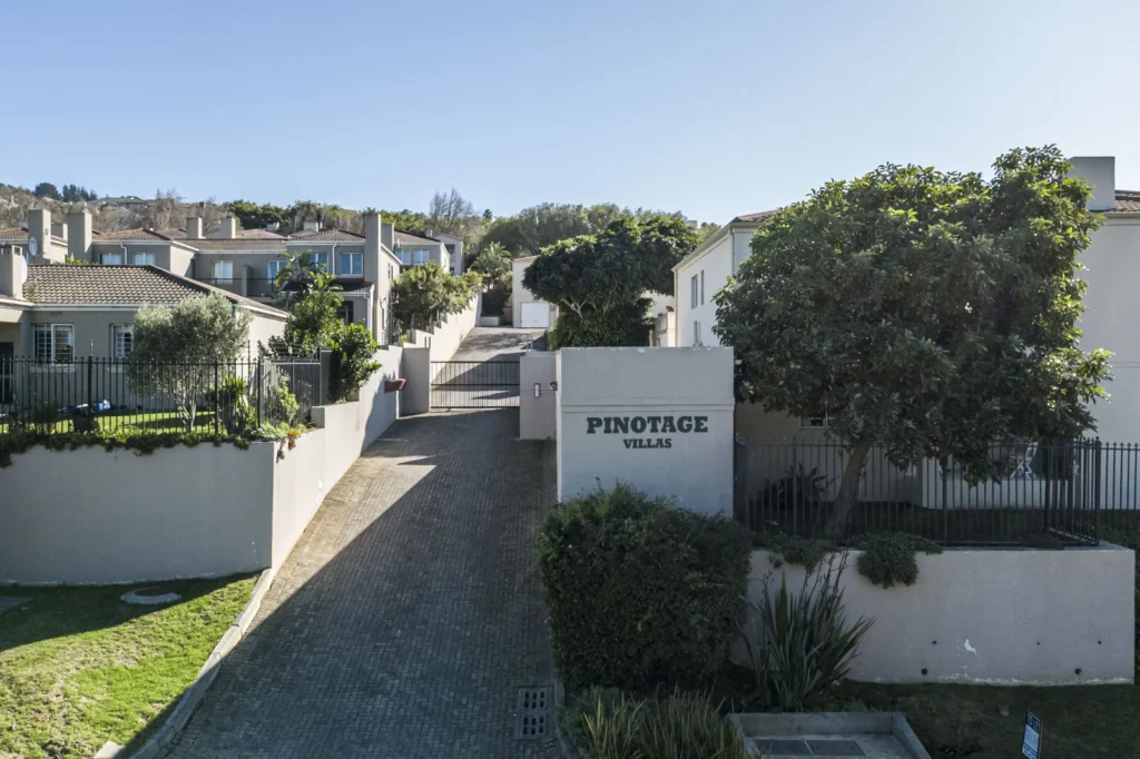 Lovely, sunny 3 Bedroom Townhouse in the beautiful Bellville Oudewesthof