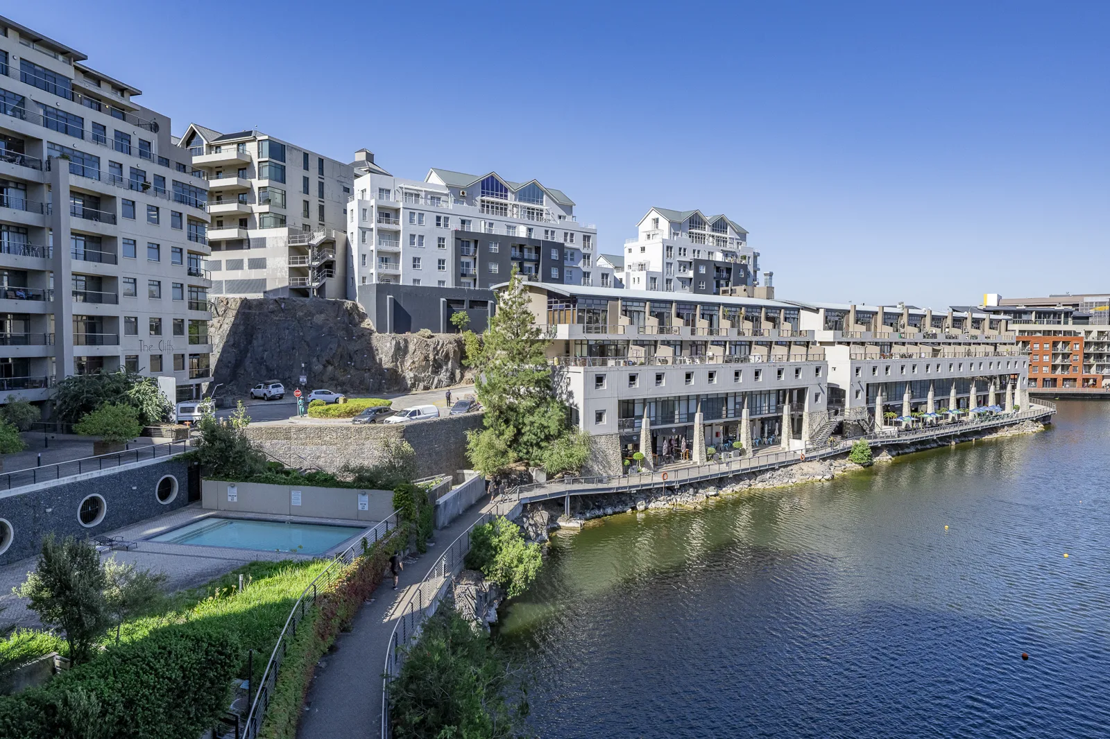 Stunning 2 bed apartment with a lake view