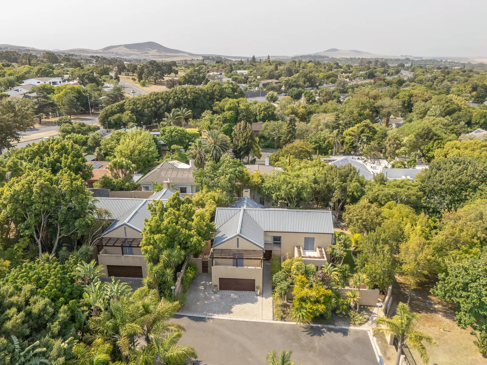 Elegant 4 Bedroom Family Home with Exceptional Indoor–Outdoor Living