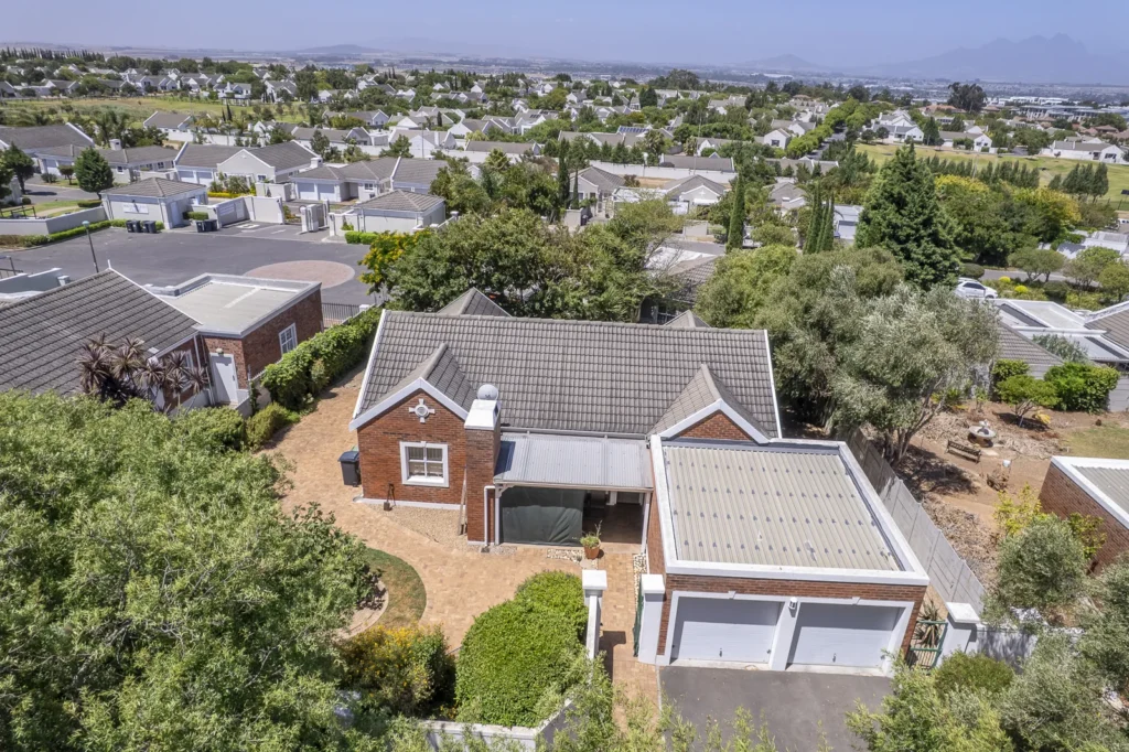 Charming and ideal 3 bedroom family home in Summerwood Estate, Pinehurst, Durbanville