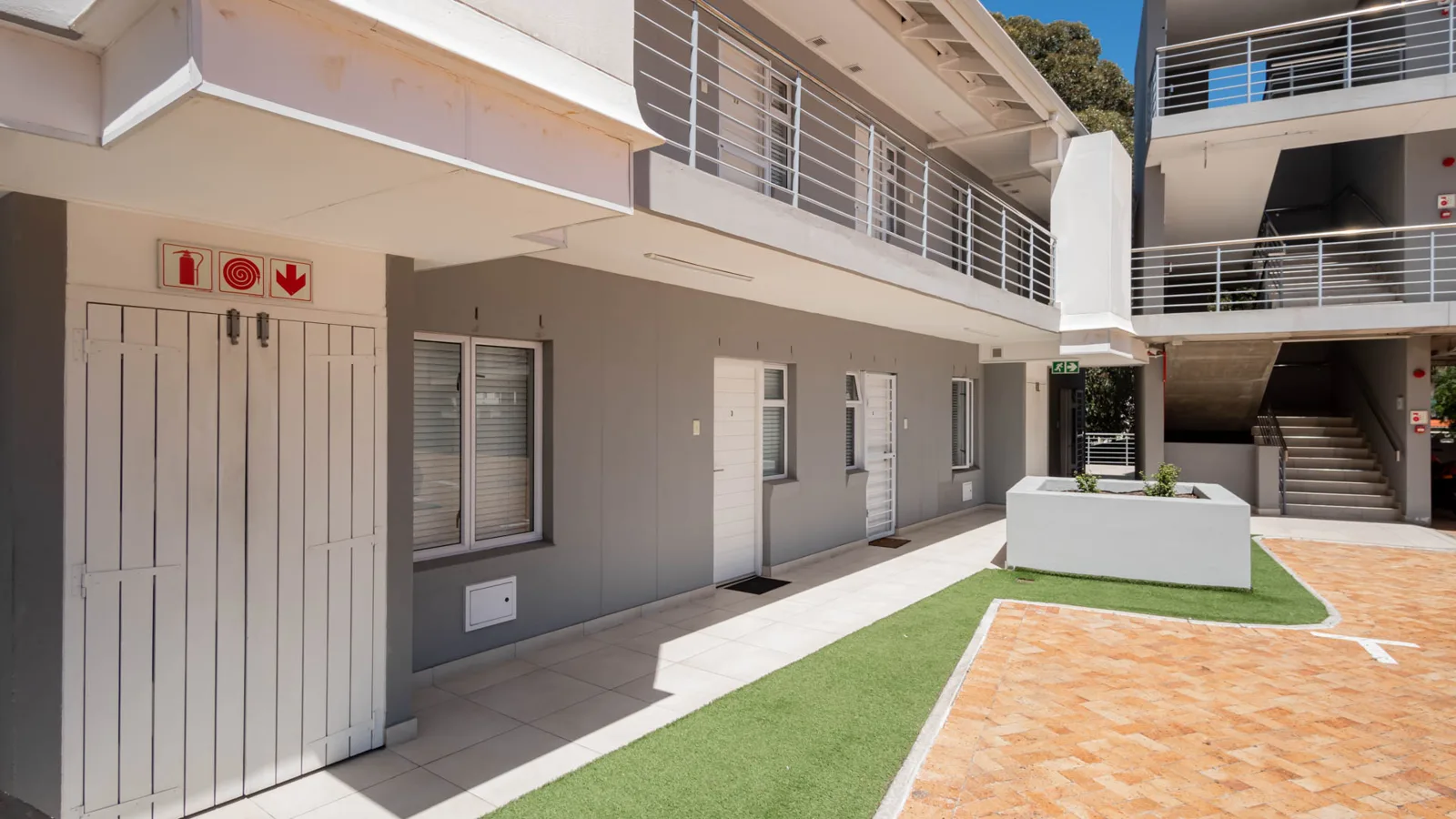 IMMACULATE 2 BED GROUND FLOOR APARTMENT IN DURBANVILLE CENTRAL