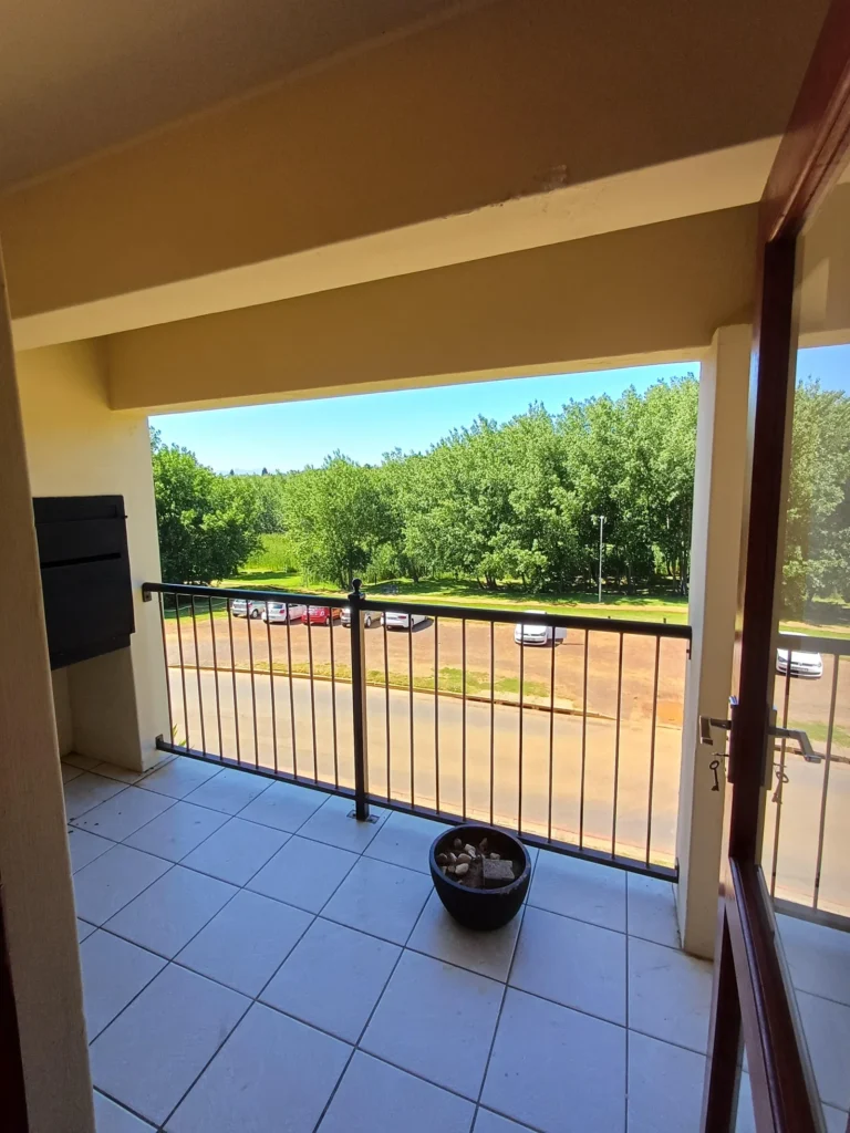 2 Bedroom first floor townhouse in the lovely Pinotage Villas Bellville Oudewesthof