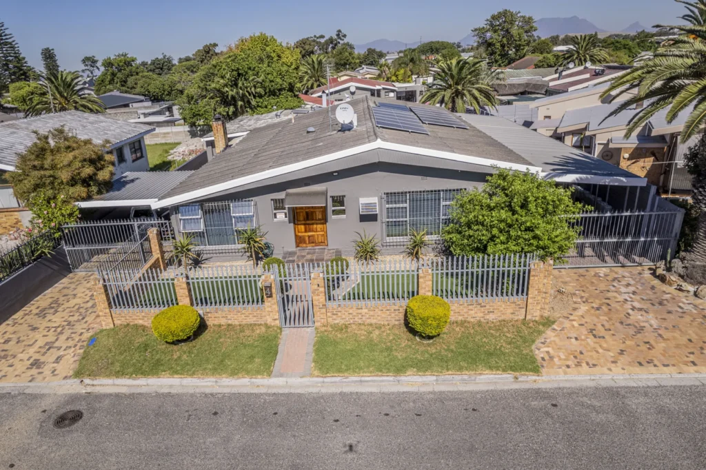 Spacious Family Home with Separate Flat/Dual living – Ideal Investment Opportunity!