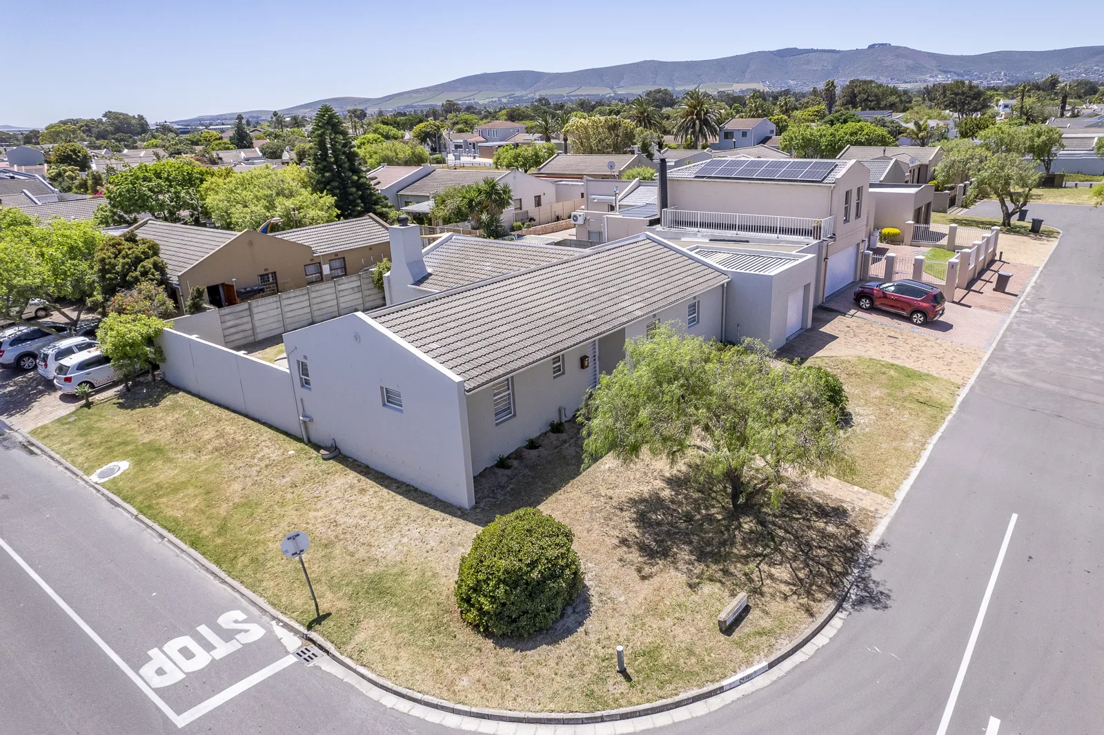 Recently renovated 3 bedroom family home well positioned on a corner plot