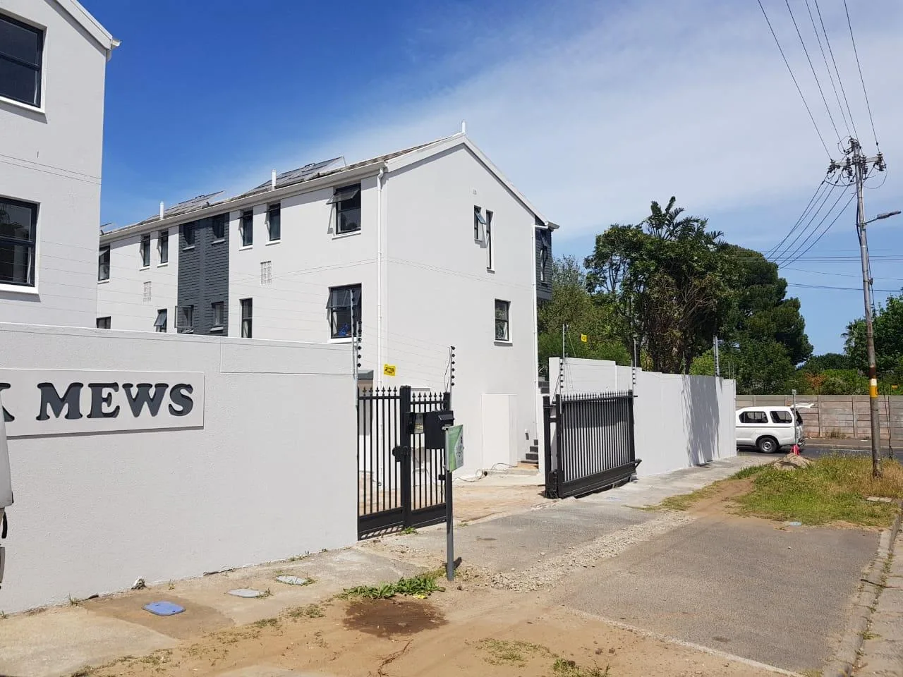 BERWICK MEWS offers 6 exclusive townhouses, in a gated security complex
