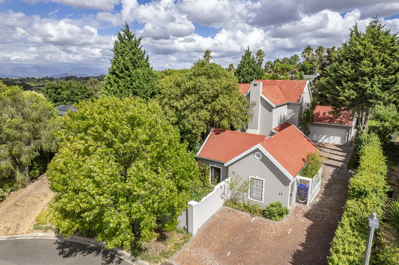 Large 4 bedroom family home with flatlet