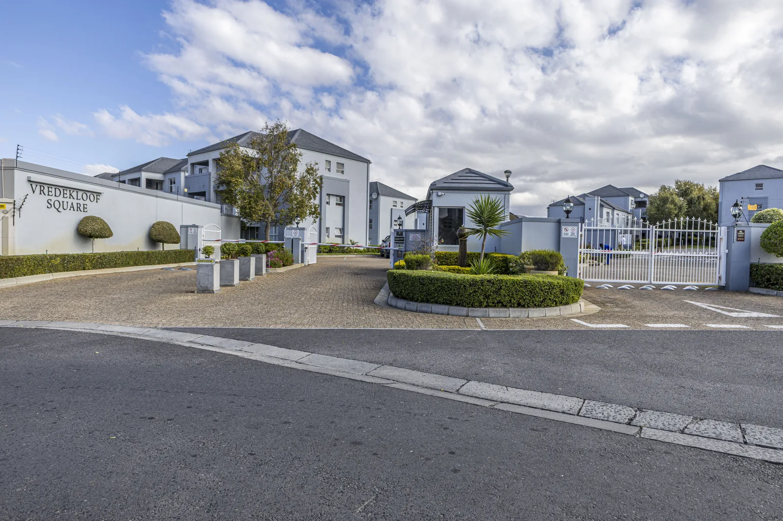 Very neat 2 bedroom apartment in Vredekloof Square