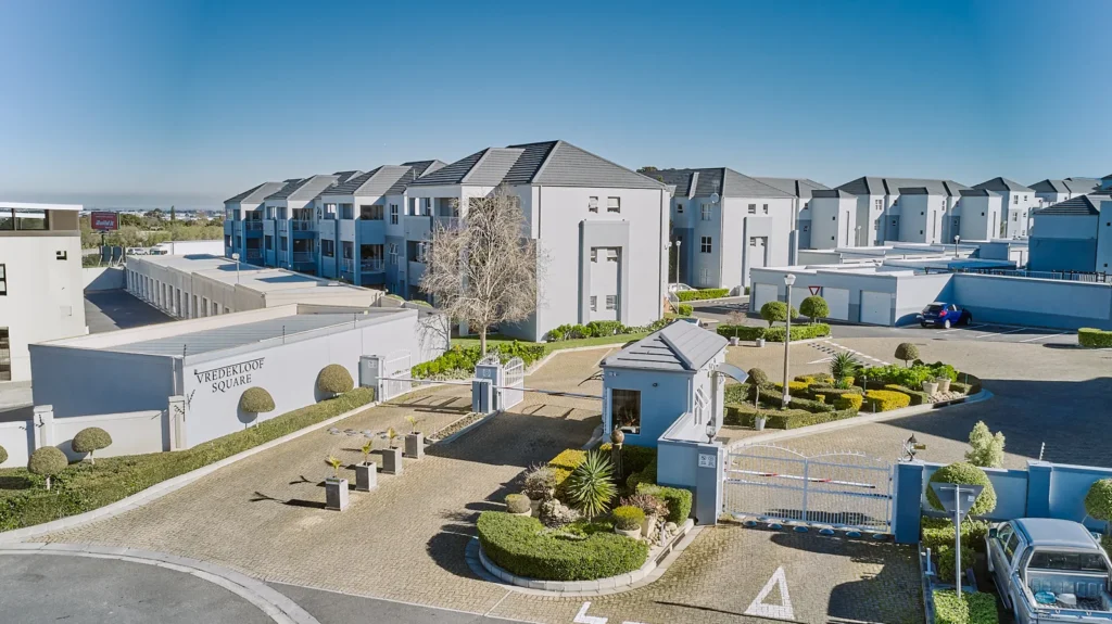 WELL LOOKED AFTER SPACIOUS FIRST FLOOR 2 BED APARTMENT IN VREDEKLOOF BRACKENFELL