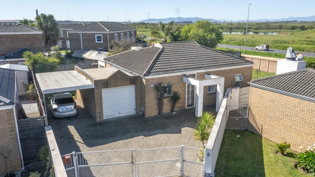 Ideal 3 bedroom starter family home situated in a quite close in Uitzicht with loads of potential