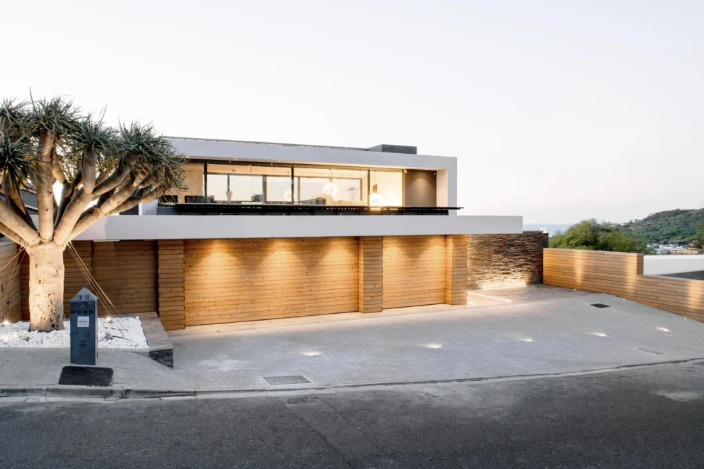 CRAFTING THE FINEST LUXURY LIVING AND COMBINING IT WITH ART