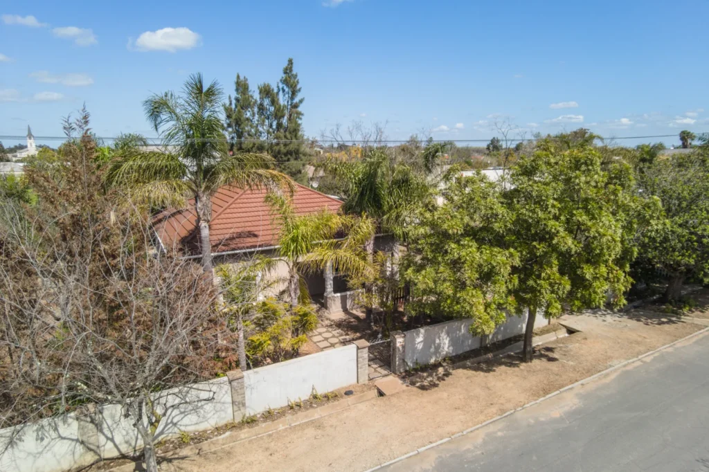 Petite 3 bedroom family home well situated on a very spacious plot with ample space