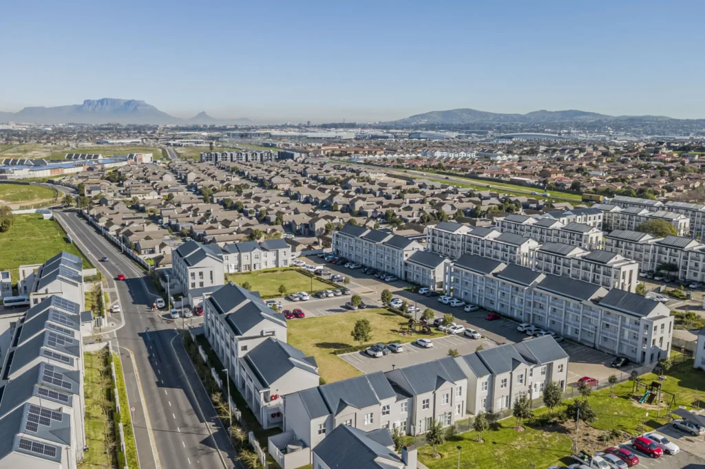 Sun filled second floor (top) apartment ideal for a first time buyer otherwise avid investor