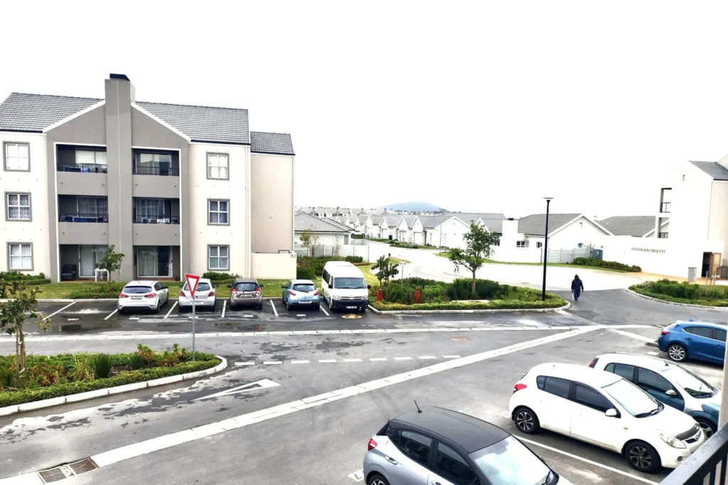 STUNNING 2 BED APARTMENT IN SOUGHT AFTER COMPLEX UITZICHT