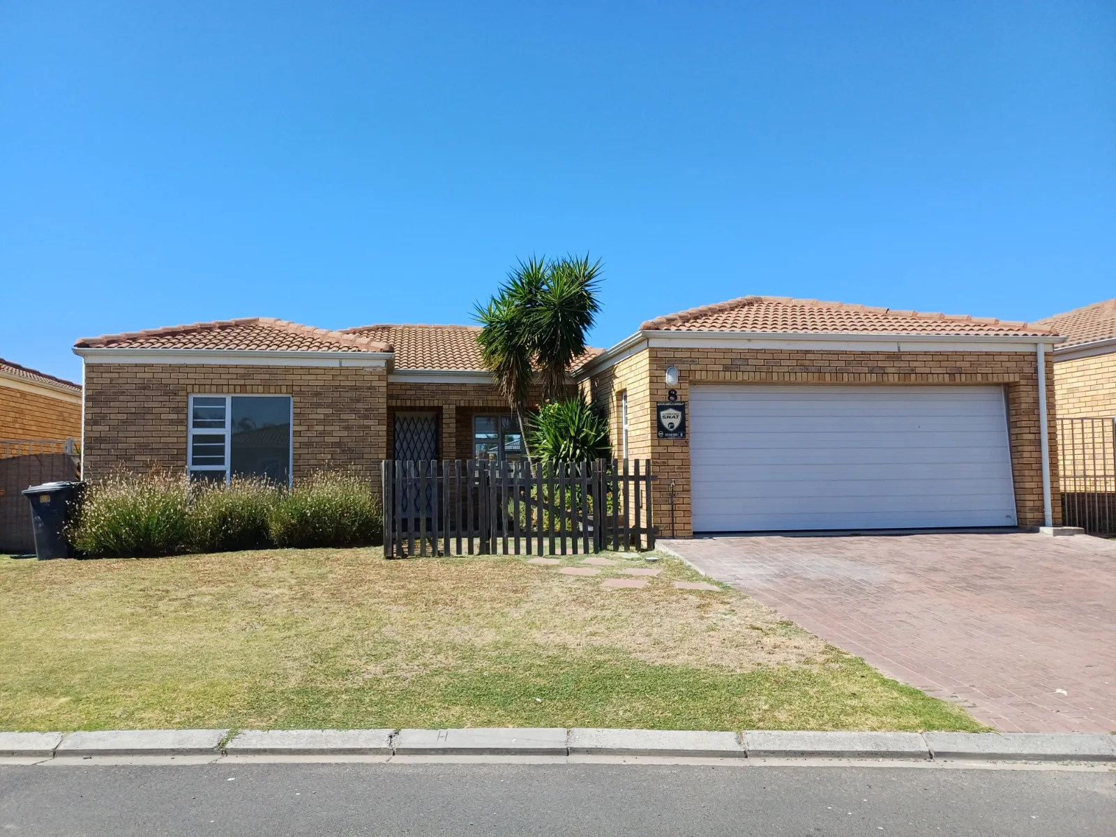 SPACIOUS 3 BEDROOM HOME IN UITZICHT