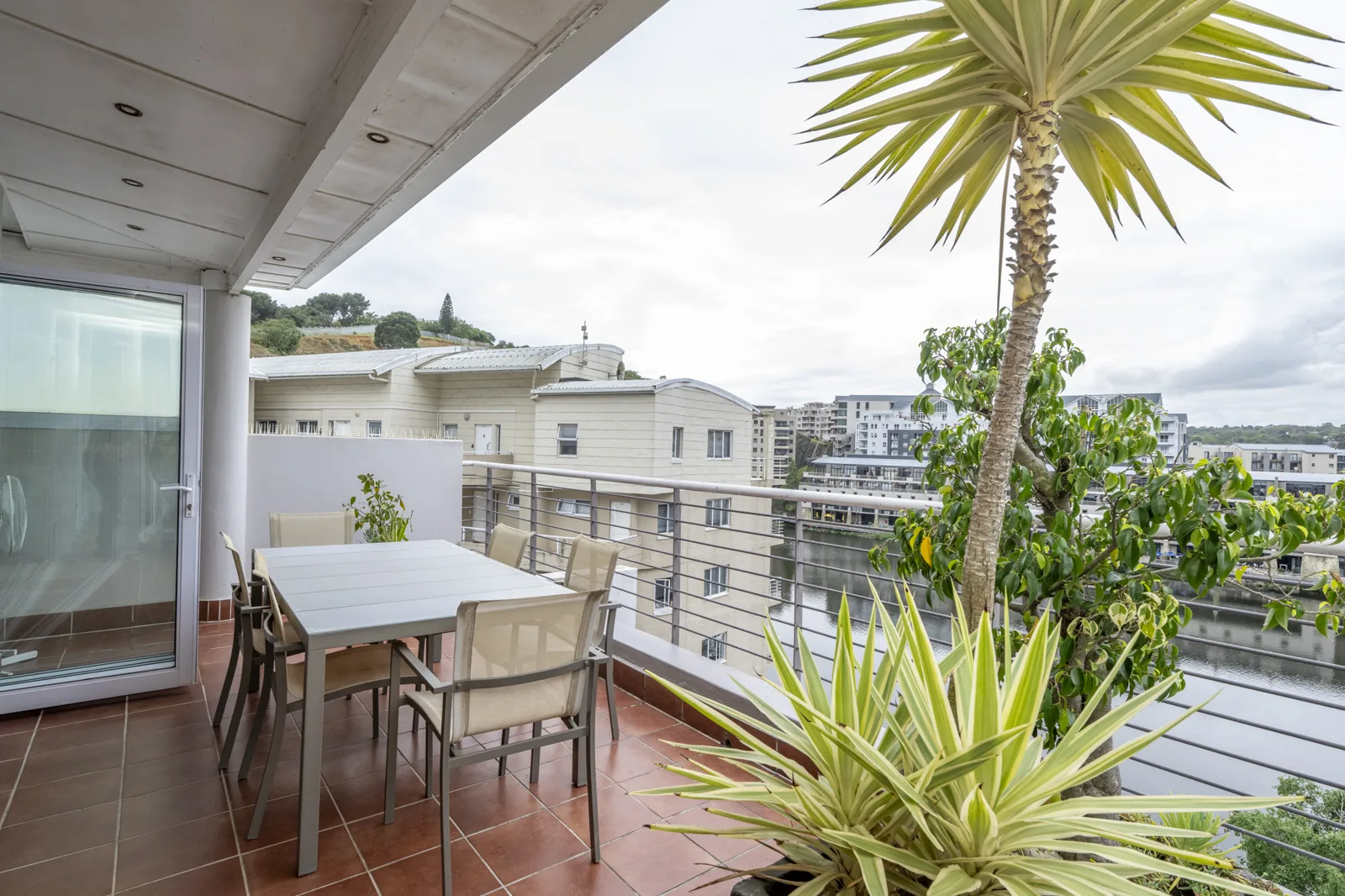 2 BED LUXURY PENTHOUSE IN TYGER WATERFRONT BELLVILLE
