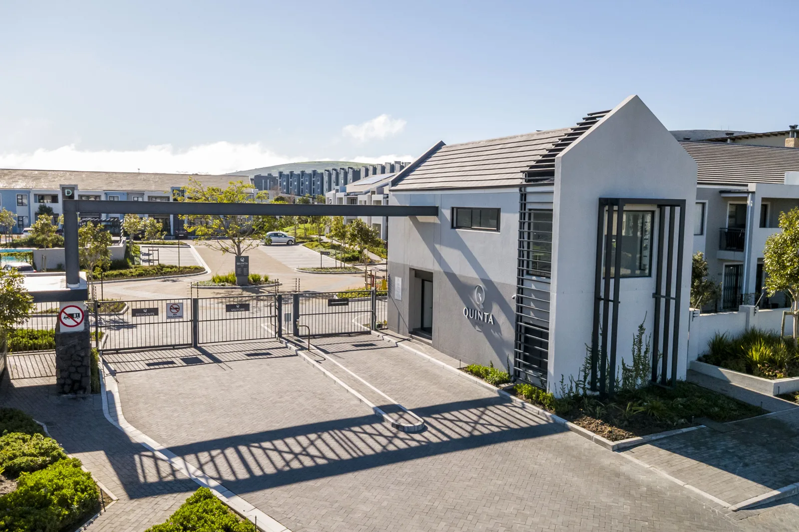 Sunny Ground Floor Apartment in Burgundy Estate – Ideal for Living or Investment