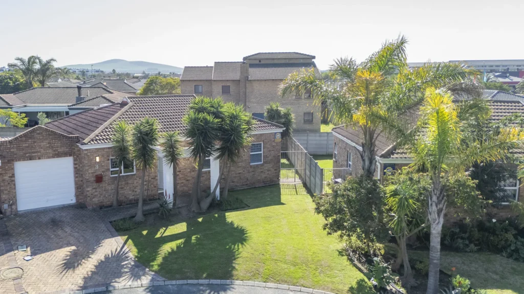 Newly renovated 3 bedroom family home situated in a quite close in Uitzicht