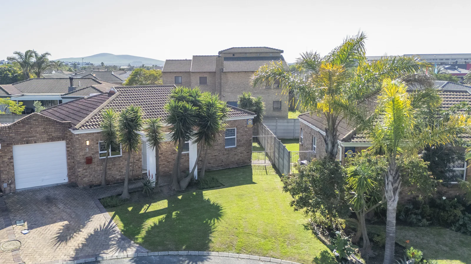 Newly renovated 3 bedroom family home situated in a quite close in Uitzicht