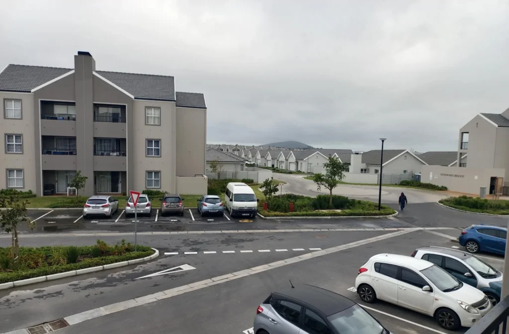 SPACIOUS  2 BED SECOND FLOOR APARTMENT IN UITZICHT