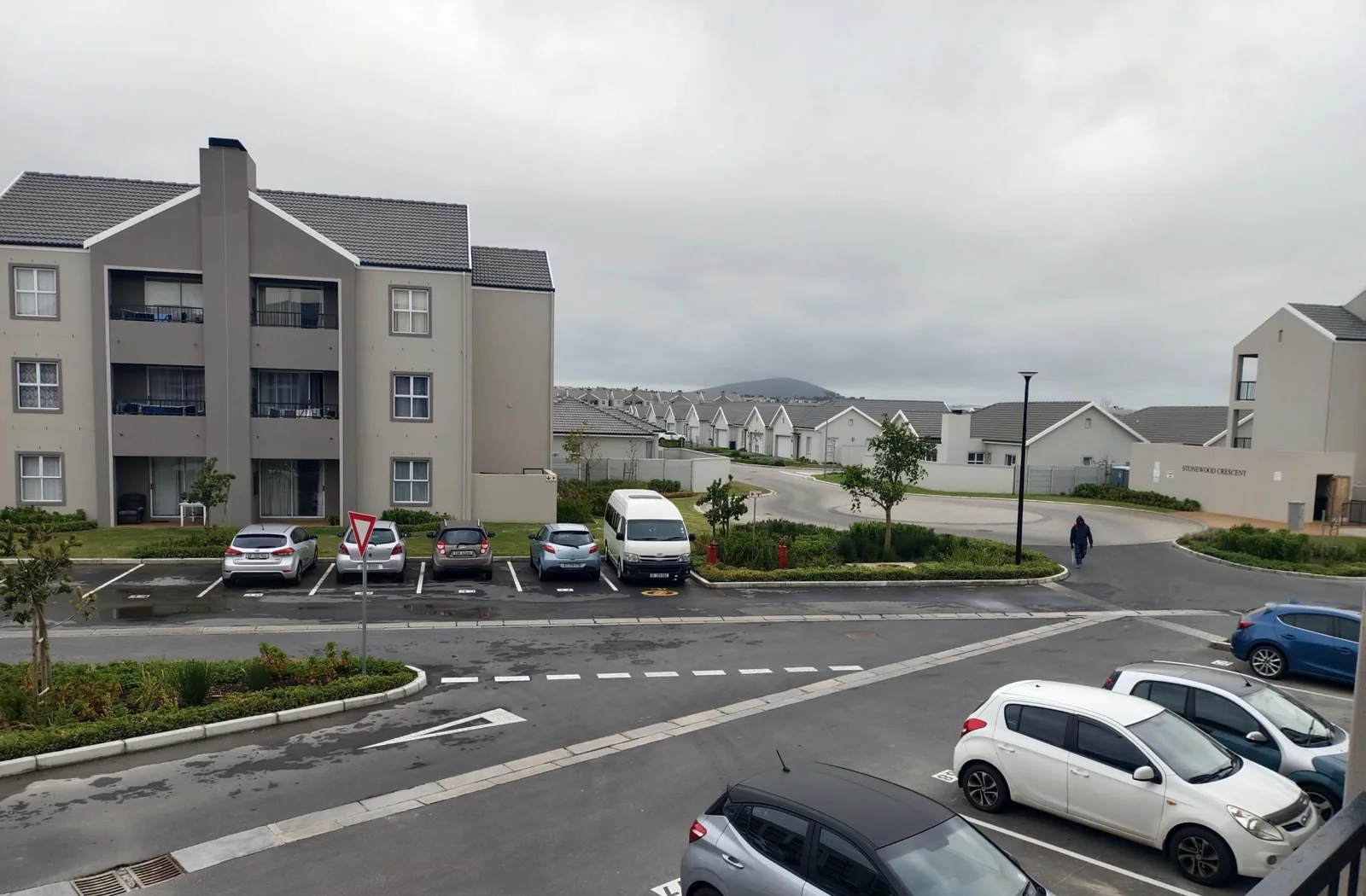 SPACIOUS  2 BED SECOND FLOOR APARTMENT IN UITZICHT