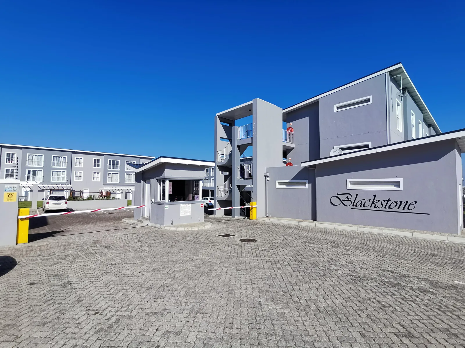 2 BEDROOM APARTMENT IN THE SOUGHT AFTER BLACKSTONE SECURITY COMPLEX SONKRING