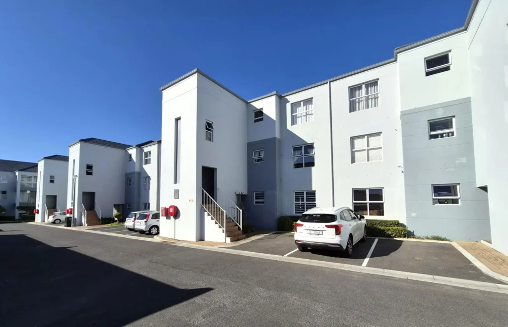 Spacious immaculate 2 Bedroom Apartment in Vredekloof Square Brackenfell