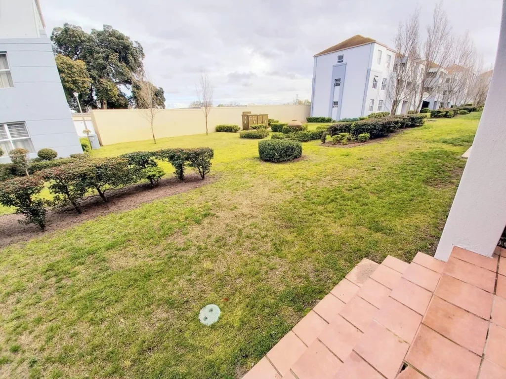 Spacious immaculate 2 Bedroom Apartment in Vredekloof Square Brackenfell