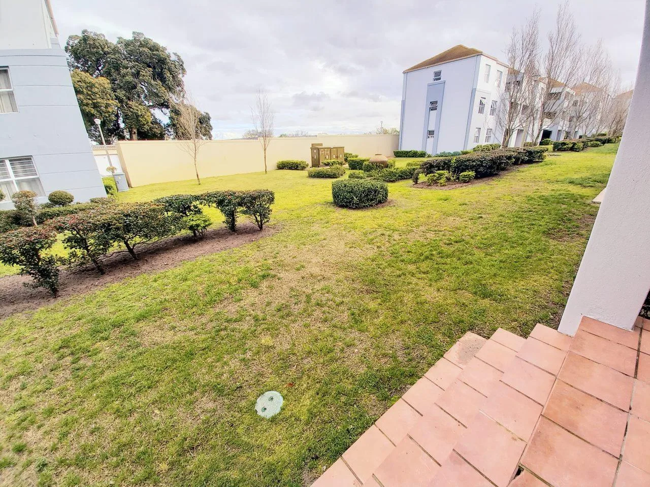 Spacious immaculate 2 Bedroom Apartment in Vredekloof Square Brackenfell